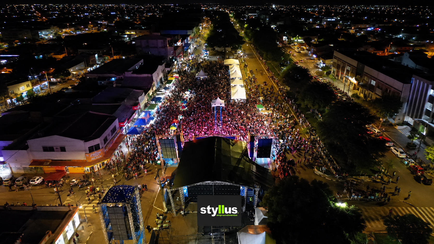 Vista aérea de grande evento com palco e estrutura da Styllus Eventos